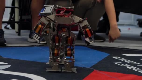 Αργή Κίνηση Της Τεχνολογίας Ρομπότ Ανταγωνισμού Δύο Σύγχρονα Ρομπότ Μαλώνουν — Αρχείο Βίντεο