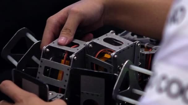 Slow Motion Φοιτητής Προετοιμάσει Ένα Τηλεχειριστήριο Ρομπότ Για Μάχη Μηχανοστάσιο — Αρχείο Βίντεο