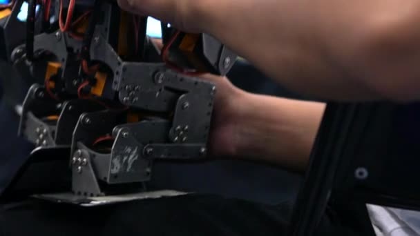 Estudante Movimento Lento Preparar Robô Controle Remoto Para Combate Engenharia — Vídeo de Stock