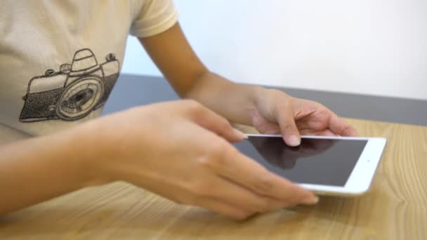 Asian Hands Woman Использует Планшетный Сенсорный Экран Общаться Контактировать Людьми — стоковое видео
