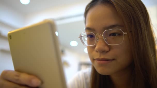 Mujer Asiática Está Sonriendo Felicidad Cuando Utiliza Pantalla Táctil Tableta — Vídeos de Stock