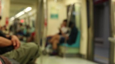 Kapat, Asyalı kadın trendeki tablet bilgisayarı kullanıyor, Tayvan-Dan 'deki metro istasyonu.
