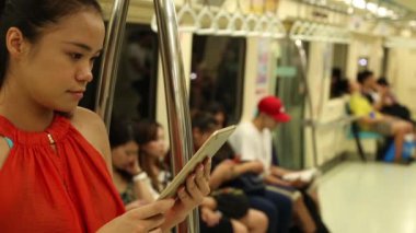 Taipei, Tayvan-04 Haziran 2016: Tayvan-Dan tren istasyonunda dokunmatik ekranlı tablet bilgisayar kullanan güzel Asyalı kız