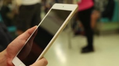 Kapat, Asyalı kadın trendeki tablet bilgisayarı kullanıyor, Tayvan-Dan 'deki metro istasyonu.