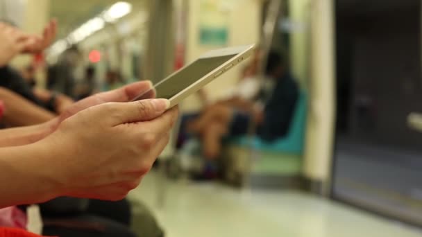 Aziatische Jonge Vrouw Zitten Een Trein Controleert Haar Tablet Computer — Stockvideo