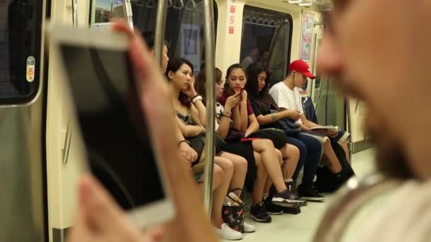 Taipei Taiwan Junho 2016 Homem Caucasiano Senta Trem Verifica Seu — Vídeo de Stock