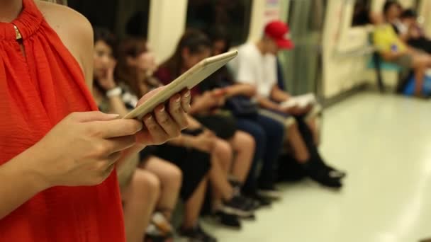 Hermosa Chica Asiática Usando Tableta Con Pantalla Táctil Metro Estación — Vídeos de Stock