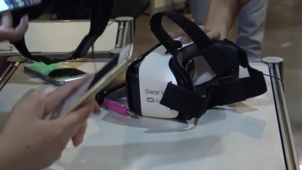 台湾台北 2016年4月30日 4K虚拟现实游戏 年轻的亚洲女孩 在360 Vr格拉斯哥使用头装显示器 — 图库视频影像