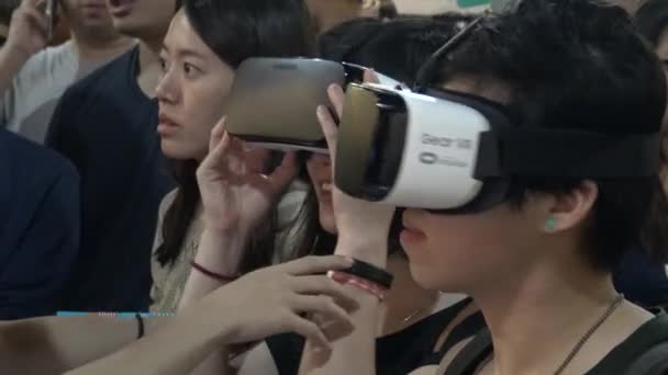 2016年4月30日 4Kバーチャルリアリティゲーム 360度Vrガラスでヘッドマウントディスプレイを使用した若いアジアの女の子 Dan — ストック動画