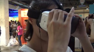 Taipei, Tayvan-30 Nisan 2016: 4k Sanal Gerçeklik Oyunu. 360 VR Gözlüklü Genç Asyalı Kız. -Dan.