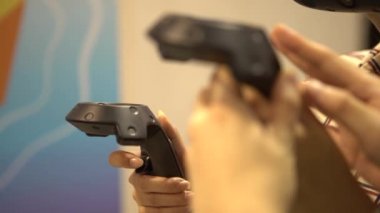 4k Sanal Gerçeklik Oyunu. 360 Vr Gözlüklü Dan 'de Başa Bağlı Ekranı Olan Genç Asyalı Kız