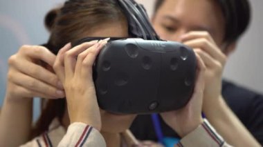 4k Sanal Gerçeklik Oyunu. 360 Vr Gözlüklü Dan 'de Başa Bağlı Ekranı Olan Genç Asyalı Kız