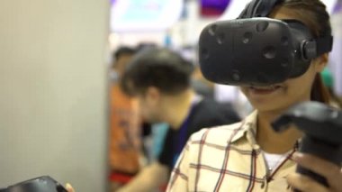 4k Sanal Gerçeklik Oyunu. 360 Vr Gözlüklü Dan 'de Başa Bağlı Ekranı Olan Genç Asyalı Kız