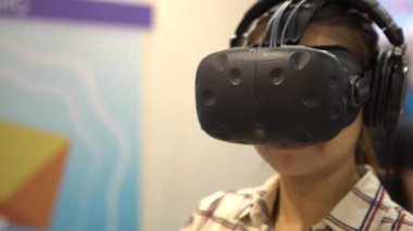 4k Sanal Gerçeklik Oyunu. 360 Vr Gözlüklü Dan 'de Başa Bağlı Ekranı Olan Genç Asyalı Kız