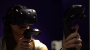 Taipei, Tayvan-01 Aralık 2017: 4K Asyalı kadın gözlük takıyor ve odada sanal gerçeklik oyunu oynuyor. Video oyunları ile birlikte bir baş montajlı ekran kullanıldı. VR modern teknoloji-Dan deneyimi