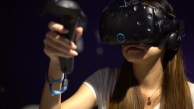 Taipei, Tayvan-01 Aralık 2017: 4K Asyalı kadın el ve gözlüklerle sanal gerçeklik oyununda resim yapıyor. Yetişkin çizimi uzaktan kumandalı video oyunlarıyla yapılıyor. VR modern teknoloji - Dan