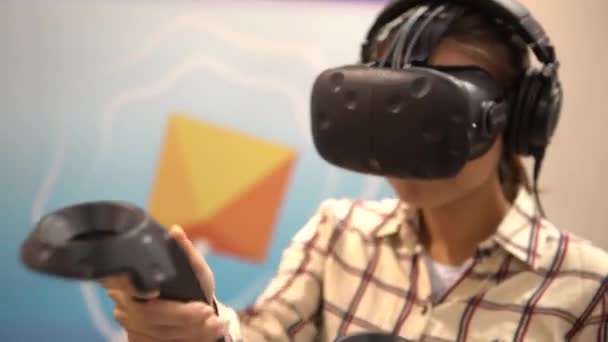 Virtuell Verklighet Spel Ung Asiatisk Flicka Med Användningsområden Head Mounted — Stockvideo