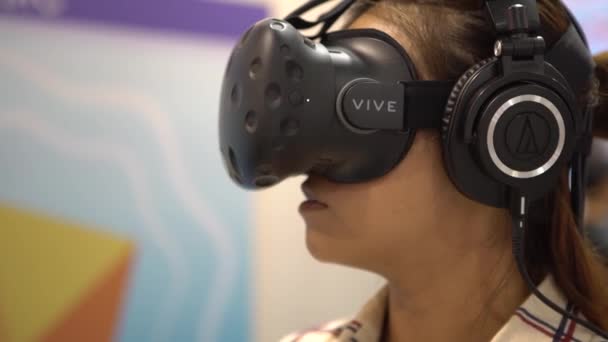 Virtual Reality Game Young Asian Girl Uses Head Mounted Display — Stock Video