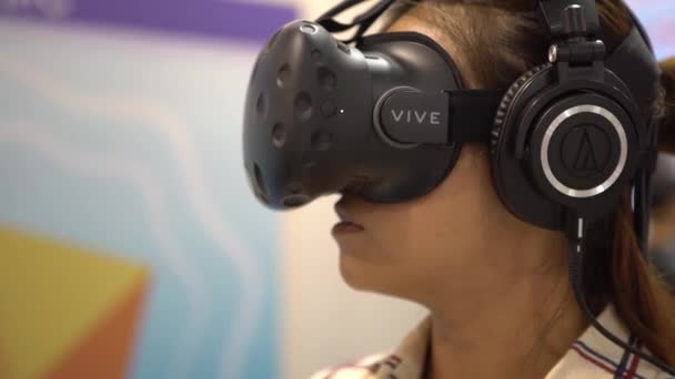 Jeu Réalité Virtuelle Jeune Fille Asiatique Avec Des Utilisations Affichage — Video