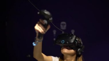Taipei, Tayvan-01 Aralık 2017: 4K Asyalı kadın el ve gözlüklerle sanal gerçeklik oyununda resim yapıyor. Yetişkin çizimi uzaktan kumandalı video oyunlarıyla yapılıyor. VR modern teknoloji - Dan