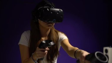Taipei, Tayvan-01 Aralık 2017: 4K Asyalı kadın gözlük takıyor ve odada sanal gerçeklik oyunu oynuyor. Video oyunları ile birlikte bir baş montajlı ekran kullanıldı. VR modern teknoloji-Dan deneyimi