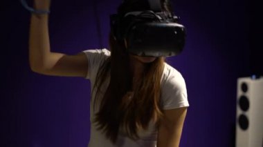 Taipei, Tayvan-01 Aralık, 2017: 4K Asyalı kadın el ve gözlüklerle sanal gerçeklik oyununda dans ediyor. Video oyunları için uzaktan kumandalı yetişkin dansı. VR modern teknoloji-Dan