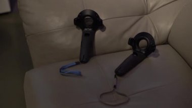 Taipei, Tayvan-01 Aralık 2017: 4K Asyalı kadın elinde av köpeğiyle sanal gerçeklik oyunu oynuyor. Video oyunları için uzaktan kumanda. VR modern teknolojisi ile oyun denetleyicisi kullanılıyor.