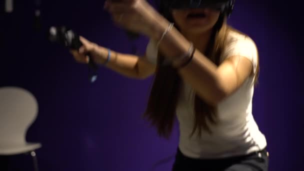 2017年12月 4Kアジアの女性がゴーグルを着用し 部屋の中で仮想現実ゲームをプレイ ビデオゲーム付きのヘッドマウントディスプレイを使用しました Vr現代技術 Danを体験 — ストック動画