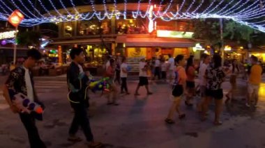 Siem Reap, Kamboçya-15 Nisan 2018: 4K, ünlü su tabancası savaşı ve Kamboçya 'nın yeni yılında şehirde sıçrama. Pub Street-Dan 'deki geleneksel festivalde gençler su atıp ateş ediyor