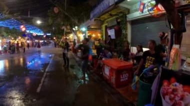 Siem Reap, Kamboçya-15 Nisan 2018: 4K, ünlü su tabancası savaşı ve Kamboçya 'nın yeni yılında şehirde sıçrama. Pub Street-Dan 'deki geleneksel festivalde gençler su atıp ateş ediyor