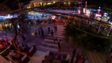 Siem Reap, Kamboçya-15 Nisan 2018: 4K, ünlü su tabancası savaşı ve Kamboçya 'nın yeni yılında şehirde sıçrama. Pub Street-Dan 'deki geleneksel festivalde gençler su atıp ateş ediyor