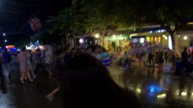 Siem Reap, Kamboçya-15 Nisan 2018: 4K, ünlü su tabancası savaşı ve Kamboçya 'nın yeni yılında şehirde sıçrama. Gençler geleneksel festivalde ateş edip su atıyorlar. Sulu kutsanmış Dan