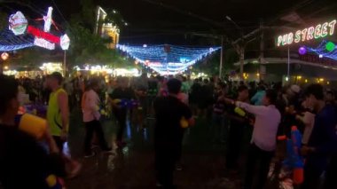 Siem Reap, Kamboçya-15 Nisan 2018: 4K, ünlü su tabancası savaşı ve Kamboçya 'nın yeni yılında şehirde sıçrama. Pub Street-Dan 'deki geleneksel festivalde gençler su atıp ateş ediyor