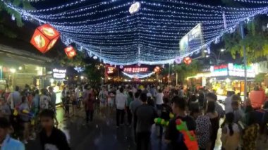 Siem Reap, Kamboçya-15 Nisan 2018: 4K, ünlü su tabancası savaşı ve Kamboçya 'nın yeni yılında şehirde sıçrama. Pub Street-Dan 'deki geleneksel festivalde gençler su atıp ateş ediyor