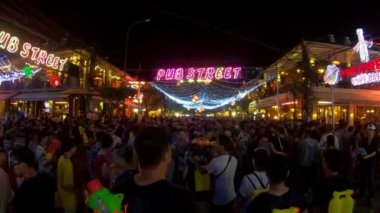 Siem Reap, Kamboçya-15 Nisan 2018: 4K, ünlü su tabancası savaşı ve Kamboçya 'nın yeni yılında şehirde sıçrama. Pub Street-Dan 'deki geleneksel festivalde gençler su atıp ateş ediyor
