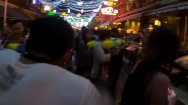 Siem Reap, Kamboçya-15 Nisan 2018: 4K, ünlü su tabancası savaşı ve Kamboçya 'nın yeni yılında şehirde sıçrama. Pub Street-Dan 'deki geleneksel festivalde gençler su atıp ateş ediyor