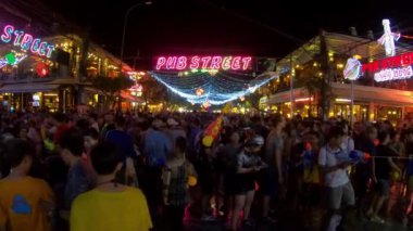 Siem Reap, Kamboçya-15 Nisan 2018: 4K, ünlü su tabancası savaşı ve Kamboçya 'nın yeni yılında şehirde sıçrama. Pub Street-Dan 'deki geleneksel festivalde gençler su atıp ateş ediyor