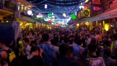 Siem Reap, Kamboçya-15 Nisan 2018: 4K, ünlü su tabancası savaşı ve Kamboçya 'nın yeni yılında şehirde sıçrama. Gençler geleneksel festivalde ateş edip su atıyorlar. Sulu kutsanmış Dan