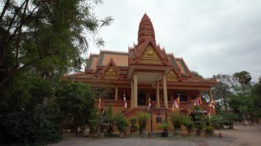 Siem Reap, Kamboçya-17 Nisan 2018: 4K, Kamboçya 'nın kuzeybatısındaki Siem Reap şehrindeki Temple Garden Wat Bo pagoda. Manastır Manastırı. Ünlü simge Dan.