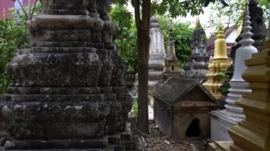 4K, Kamboçya 'nın kuzeybatısındaki Siem Reap şehrindeki Temple Garden Wat Bo pagoda. Manastır 'da taş ve heykel sahneleri. Ünlü simge Dan.