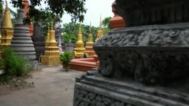 4K, Kamboçya 'nın kuzeybatısındaki Siem Reap şehrindeki Temple Garden Wat Bo pagoda. Manastır 'da taş ve heykel sahneleri. Ünlü simge Dan.