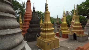 4K, Kamboçya 'nın kuzeybatısındaki Siem Reap şehrindeki Temple Garden Wat Bo pagoda. Manastır 'da taş ve heykel sahneleri. Ünlü simge Dan.