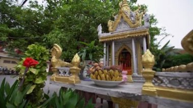 4K, küçük bir Budist tapınağı olan sokak manzaralı. Tipik Kamboçya caddesindeki altın Budist tapınağı. Khmer halkının hayatı ve günlük hayatta ritüel - Dan