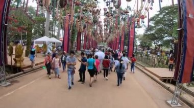 Siem Reap, Kamboçya-16 Nisan 2018: 4K, İnsanlar Angkor Wat tapınağı-Dan önünde Khmer Yeni Yıl kutlamaları sırasında güzel bir Kamboçya dekorasyonuyla sokakta yürüyorlar.