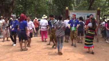 Siem Reap, Kamboçya-16 Nisan 2018: 4k, yerel halk Siem Reap Yeni Yıl Festivali 'nde tipik danslar yaparak eğleniyor. Sokaktaki insanlar Kamboçya 'da bölgesel danslar yapıyorlar.