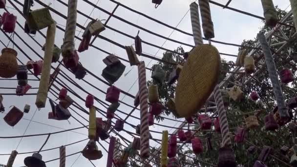 4K, Détail de la décoration cambodgienne sur la terrasse surélevée pendant les célébrations du Nouvel An khmer devant le temple Angkor Wat à la province de Siem Reap. Dan ! 