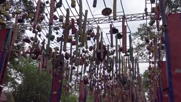 4K, Détail de la décoration cambodgienne sur la terrasse surélevée pendant les célébrations du Nouvel An khmer devant le temple Angkor Wat à la province de Siem Reap. Dan ! 