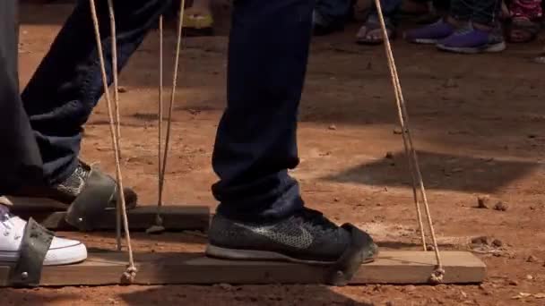 Kambodjanska Folket Spelar Traditionell Trä Fot Brädspel Khmer Nyårsfirande Framför — Stockvideo