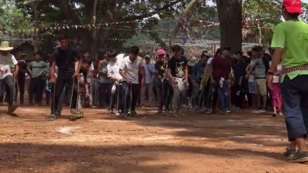 Kambodża Ludzie Grać Tradycyjne Drewniane Stopy Gra Planszowa Podczas Khmer — Wideo stockowe