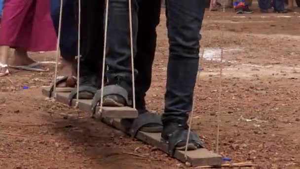 在柬埔寨暹粒省吴哥窟前举行的高棉新年庆祝活动期间 柬埔寨人民玩传统的木制脚板游戏 — 图库视频影像